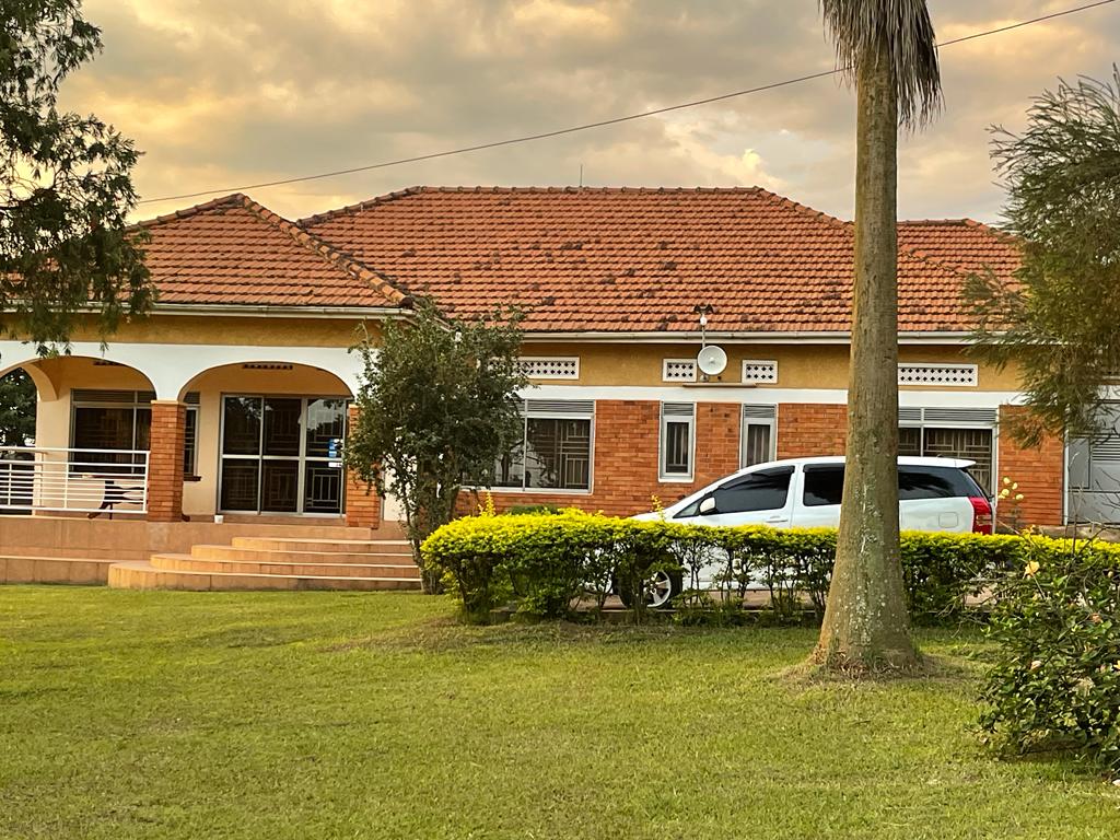 6 Bedrooms House For Sale In Bweyogerere Jinja Rd 1 Acre At 1.5 Billion