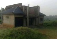 This is a 6 bedroom shell house for sale in Kasanje sitting on a plot of land of 100x100ft going for 160m Uganda shillings.