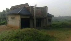 This is a 6 bedroom shell house for sale in Kasanje sitting on a plot of land of 100x100ft going for 160m Uganda shillings.