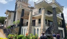7 bedroom house for sale in Munyonyo with pool at 800,000 USD