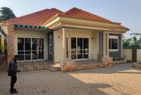 4 bedroom house for sale in Kitende Entebbe road at 520m