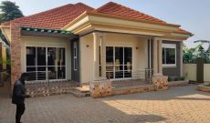 4 bedroom house for sale in Kitende Entebbe road at 520m