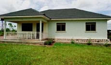 100 acre farmland with house for sale in Nwoya at 700m