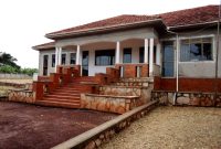 4 bedroom house for sale in Kalule Bombo road 11 acres at 1 billion shillings