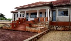 4 bedroom house for sale in Kalule Bombo road 11 acres at 1 billion shillings