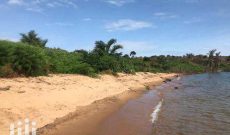 60 acres lake shore beachfront land for sale in Nkokonjeru Bubwa at 35m each