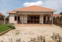 4 bedroom house for sale in Buwate at 310m