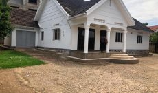 4 bedrooms house for sale in Munyonyo 30 decimals $300,000