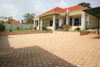 4 bedrooms house for sale in Kitende Entebbe road at 750m