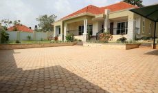 4 bedrooms house for sale in Kitende Entebbe road at 750m