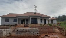 4 bedrooms house for sale in Sisa Gayaza Nakawuka at 1 acre at 960m