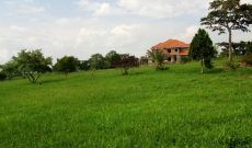 4 acres of lake shore land for sale in Buwaya at 260m per acre