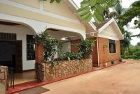 8 bedrooms house for sale in Jinja at 800m