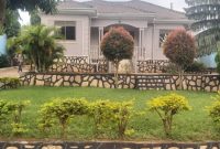 3 bedrooms house for sale in Munyonyo Highway Express 26 decimals at 360m