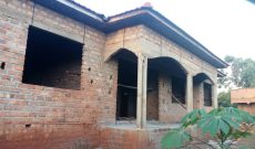 4 bedroom shell house for sale in Kawuku Entebbe road at 95m
