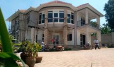 5 bedrooms house for sale in Entebbe with a swimming pool at 800m