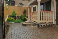 3 bedrooms house for sale in Kiruddu Salaama Road at 250m