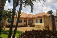 4 bedrooms house for sale in Kyanja 15 decimals at 450m