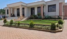 5 bedrooms house for sale in Namuoongo sonde on 25 decimals at 650m