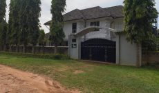 4 bedrooms house for sale in Entebbe at 450,000 USD