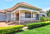 4 bedrooms house for sale in Bwebajja Janyi 20 decimals at 300m