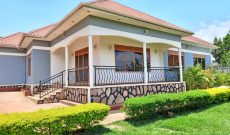 4 bedrooms house for sale in Bwebajja Janyi 20 decimals at 300m