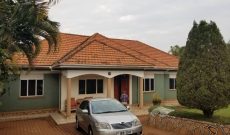 4 bedrooms house for sale in Akright Entebbe road 20 decimals at 500m