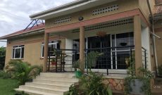 4 bedrooms house for sale in Kiwatule on 15 decimals at 550m