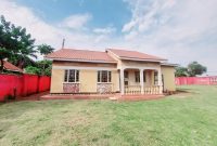 4 bedrooms house for sale in Bweyogerere Kasubi 18 decimals at 200m