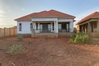 4 bedrooms house for sale in Kitende on half acre at 350m