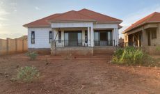 4 bedrooms house for sale in Kitende on half acre at 350m