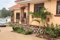 4 bedrooms house for sale in Bwebajja 25 decimals at 700m