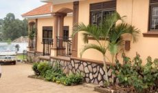 4 bedrooms house for sale in Bwebajja 25 decimals at 700m