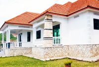 4 bedrooms house for sale in Bwebajja 30 decimals at 750m shillings