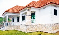 4 bedrooms house for sale in Bwebajja 30 decimals at 750m shillings