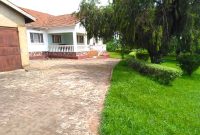 6 bedrooms office space to rent as a standalone house in Ntinda