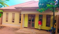 3 bedrooms house for sale in Kajjansi, Bweya Entebbe Road 170m