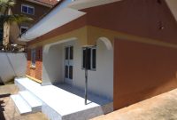 House to let in Kiswa with 3 bedrooms, rent ugx 2M.