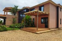 7 Bedrooms Family House For Rent In Mutungo Hill At $2,000 Per Month