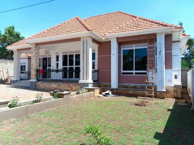 3 bedrooms house for sale at Kitende along entebbe road on 13 decimals asking 470m ugx