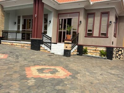 4 Bedrooms House For Sale In Bwebajja Entebbe Road On 14 Decimals At 470m Shillings
