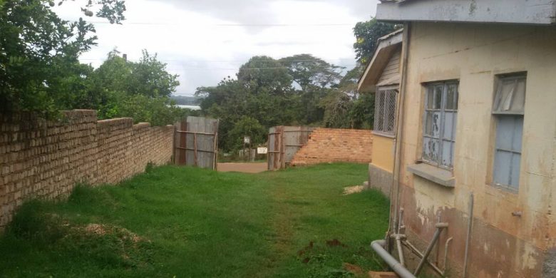 Land for sale in Entebbe for 350m
