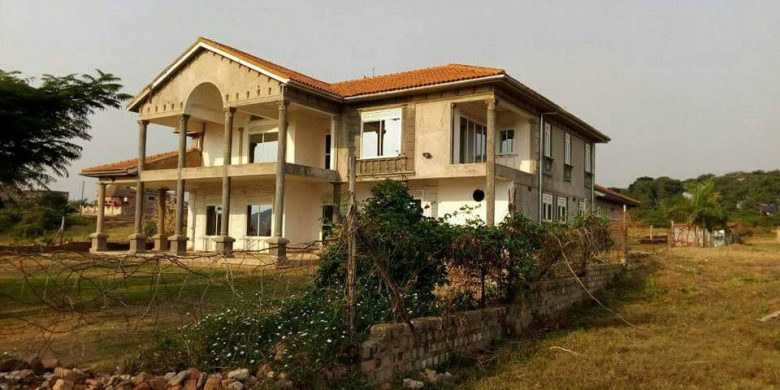 6 bedroom House for sale in Garuga