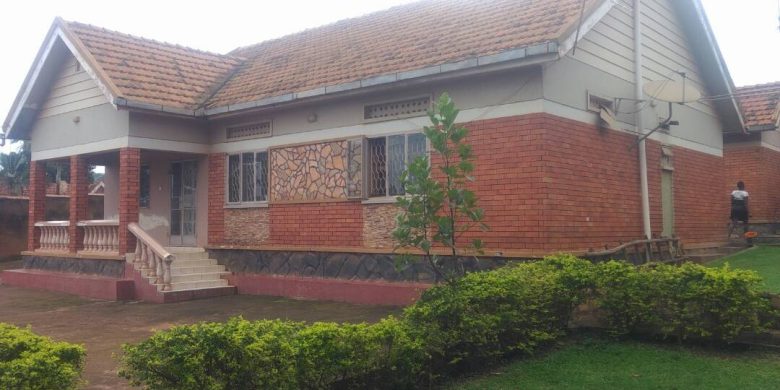 House for sale in Zana Entebbe Road on 26 decs 320m
