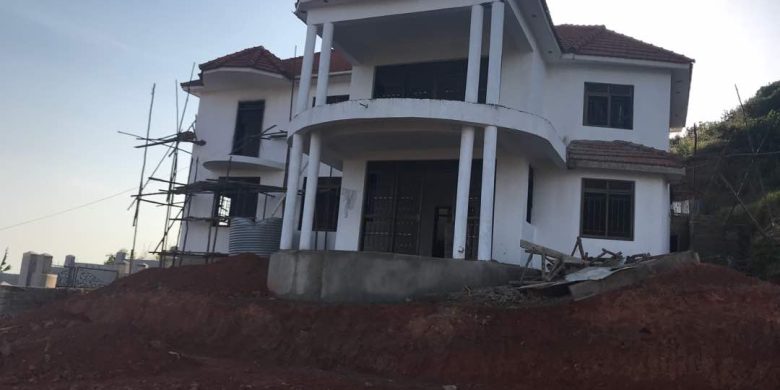 7 bedroom house for sale in Kitende with lake view 320m