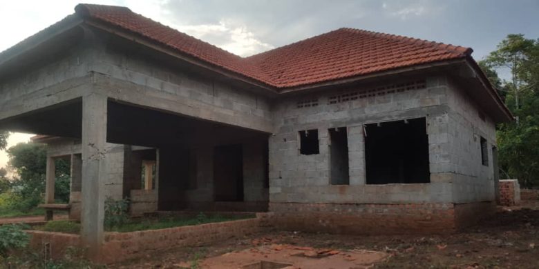 8 Bedroom house for sale in Buloba for 200m