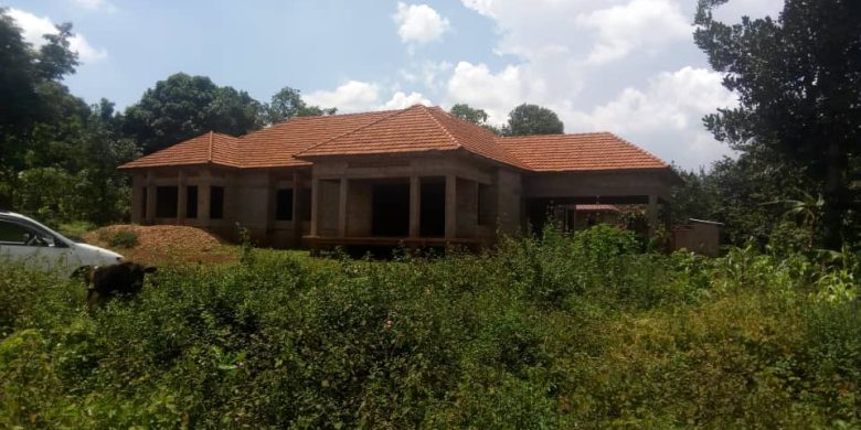 8 Bedroom house for sale in Buloba for 200m