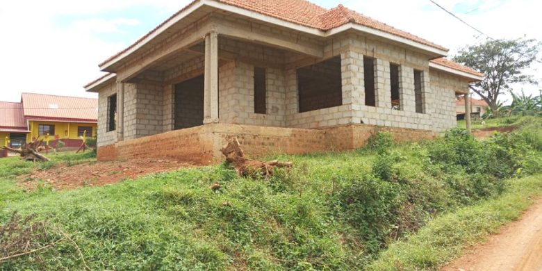 4 bedroom shell house for sale in Namugongo 200m