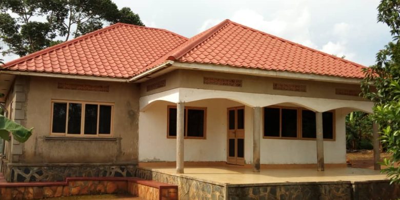 3 Bedroom house for sale in Mukono Kabembe 250m on 2 acres