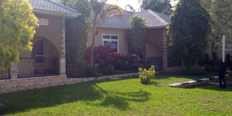 5 Bedroom house for sale in Lubowa Entebbe Road 800m